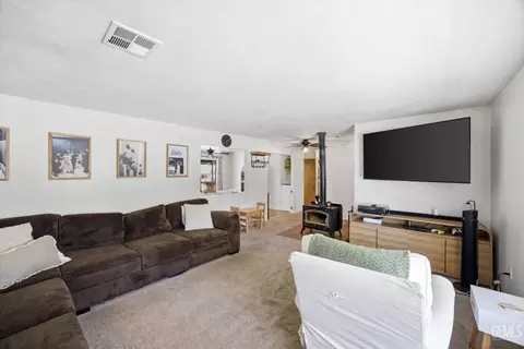 Living - 27320 War Admiral Ct, Tehachapi, CA 93561 photo 3 of 3