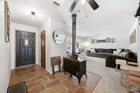 Entry Way - 27320 War Admiral Ct, Tehachapi, CA 93561 photo 3 of 4