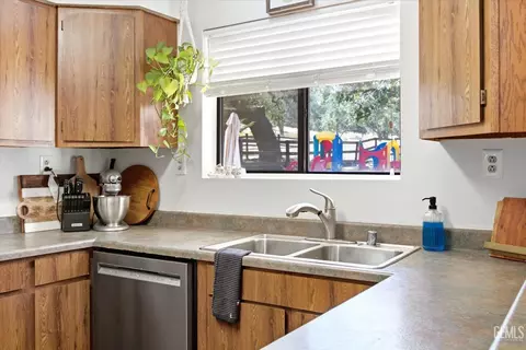 Kitchen - 27320 War Admiral Ct, Tehachapi, CA 93561 photo 2 of 5