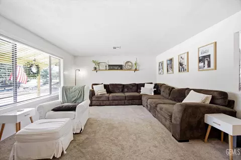 Living - 27320 War Admiral Ct, Tehachapi, CA 93561 photo 1 of 3