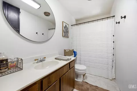 Bath - 27320 War Admiral Ct, Tehachapi, CA 93561 photo 1 of 3