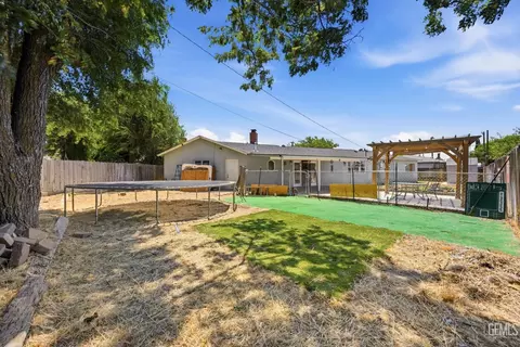 Exterior - 814 Bamboo Ct, Tehachapi, CA 93561 photo 3 of 10