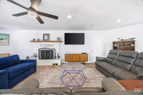 Living - 814 Bamboo Ct, Tehachapi, CA 93561 photo 2 of 5