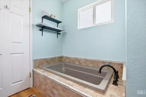 Bath - 814 Bamboo Ct, Tehachapi, CA 93561 photo 2 of 4