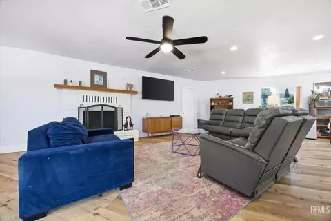 Living - 814 Bamboo Ct, Tehachapi, CA 93561 photo 4 of 5