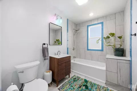 Bath - 814 Bamboo Ct, Tehachapi, CA 93561 photo 4 of 4