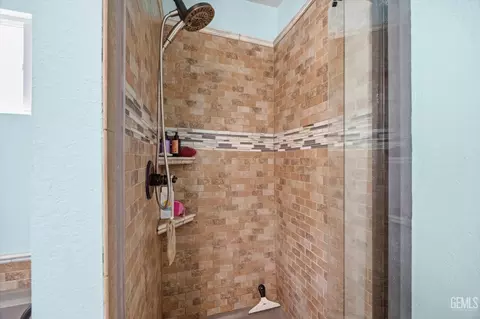 Bath - 814 Bamboo Ct, Tehachapi, CA 93561 photo 3 of 4