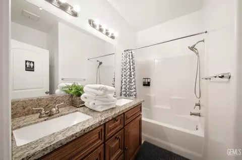 Bath - 411 Darling Point Dr, Bakersfield, CA 93307 photo 1 of 3