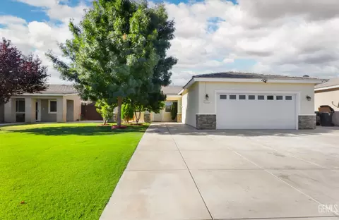 Exterior - 411 Darling Point Dr, Bakersfield, CA 93307 photo 2 of 4