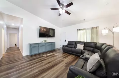 Entry Way - 411 Darling Point Dr, Bakersfield, CA 93307 photo 3 of 5