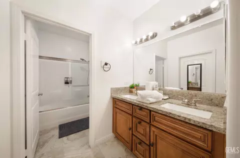 Bath - 411 Darling Point Dr, Bakersfield, CA 93307 photo 2 of 3