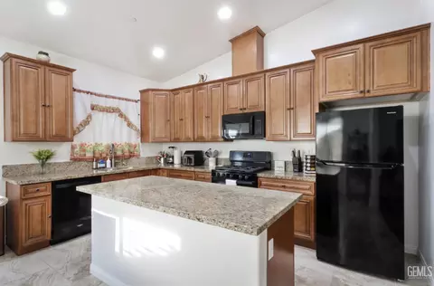 Kitchen - 411 Darling Point Dr, Bakersfield, CA 93307 photo 1 of 1