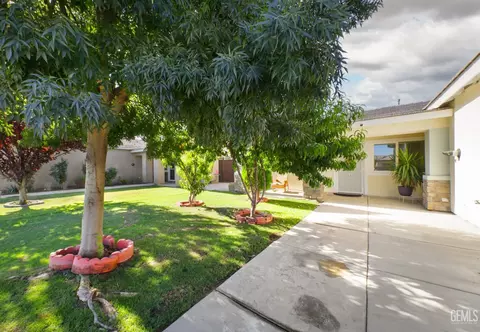 Exterior - 411 Darling Point Dr, Bakersfield, CA 93307 photo 3 of 4