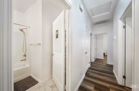 Entry Way - 411 Darling Point Dr, Bakersfield, CA 93307 photo 4 of 5
