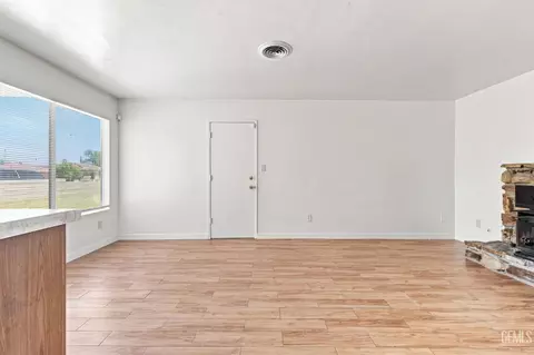 Living - 5909 Webb Way, Bakersfield, CA 93307 photo 4 of 10