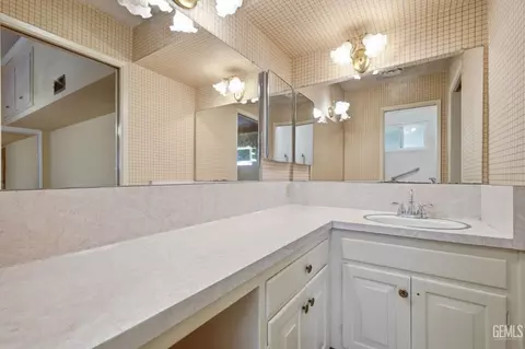 Bath - 2004 Juniper Ct, Bakersfield, CA 93309 photo 2 of 5