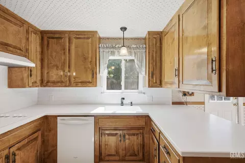 Kitchen - 2004 Juniper Ct, Bakersfield, CA 93309 photo 4 of 5