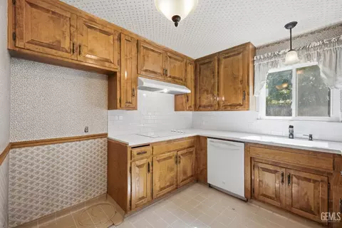 Kitchen - 2004 Juniper Ct, Bakersfield, CA 93309 photo 2 of 5