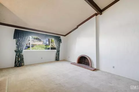 Living - 2004 Juniper Ct, Bakersfield, CA 93309 photo 2 of 9