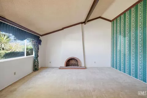Living - 2004 Juniper Ct, Bakersfield, CA 93309 photo 3 of 9