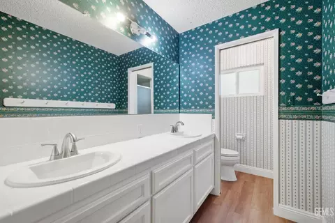 Bath - 2004 Juniper Ct, Bakersfield, CA 93309 photo 5 of 5