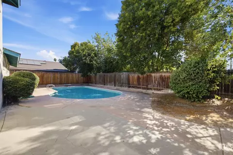 Exterior - 2004 Juniper Ct, Bakersfield, CA 93309 photo 4 of 9
