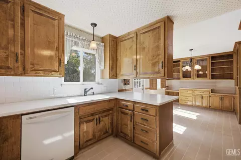 Kitchen - 2004 Juniper Ct, Bakersfield, CA 93309 photo 3 of 5