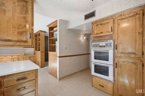 Kitchen - 2004 Juniper Ct, Bakersfield, CA 93309 photo 5 of 5