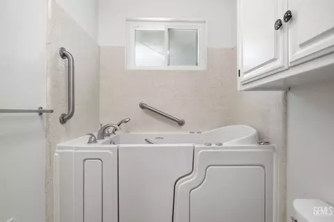 Bath - 2004 Juniper Ct, Bakersfield, CA 93309 photo 4 of 5