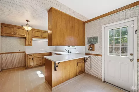 Kitchen - 2004 Juniper Ct, Bakersfield, CA 93309 photo 1 of 5