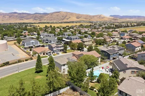 View/Area - 112 Manzanita Ln, Tehachapi, CA 93561 photo 2 of 6