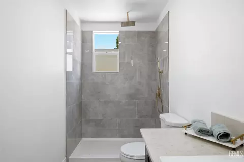 Bath - 112 Manzanita Ln, Tehachapi, CA 93561 photo 2 of 5