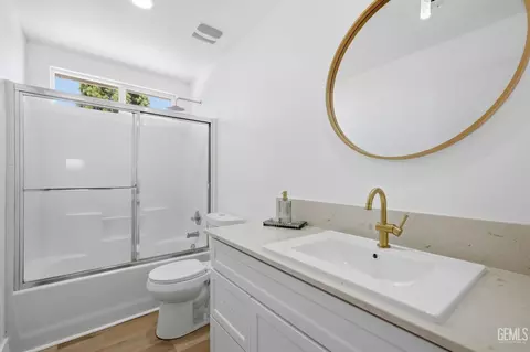 Bath - 112 Manzanita Ln, Tehachapi, CA 93561 photo 4 of 5