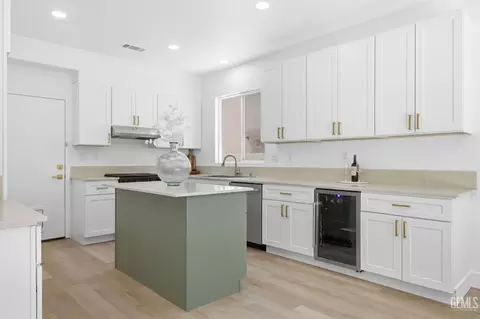 Kitchen - 112 Manzanita Ln, Tehachapi, CA 93561 photo 2 of 5