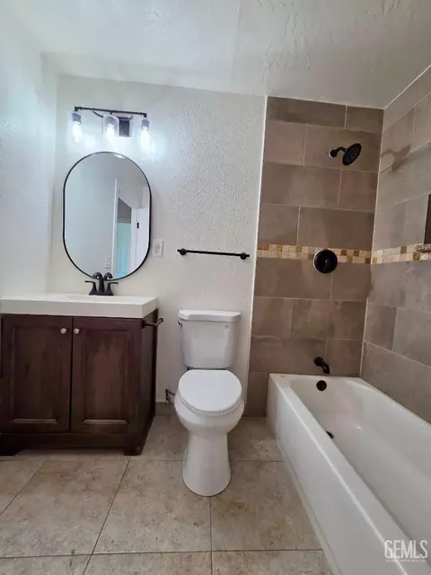 Bath - 17660 Arlington Pl, Tehachapi, CA 93561 photo 2 of 3
