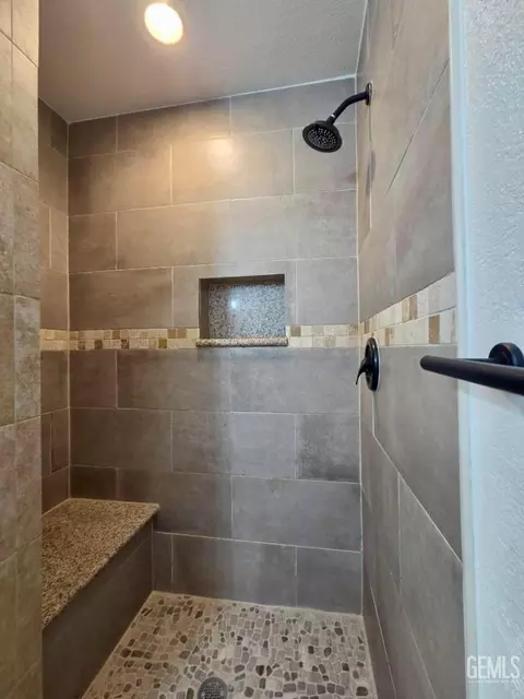 Bath - 17660 Arlington Pl, Tehachapi, CA 93561 photo 1 of 3