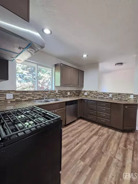 Kitchen - 17660 Arlington Pl, Tehachapi, CA 93561 photo 2 of 3