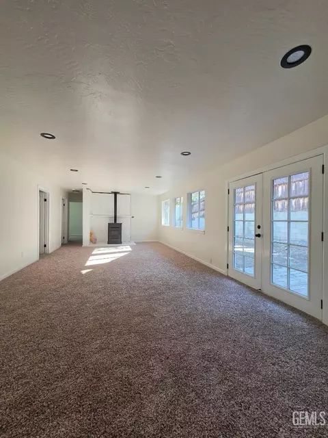 Living - 17660 Arlington Pl, Tehachapi, CA 93561 photo 2 of 3