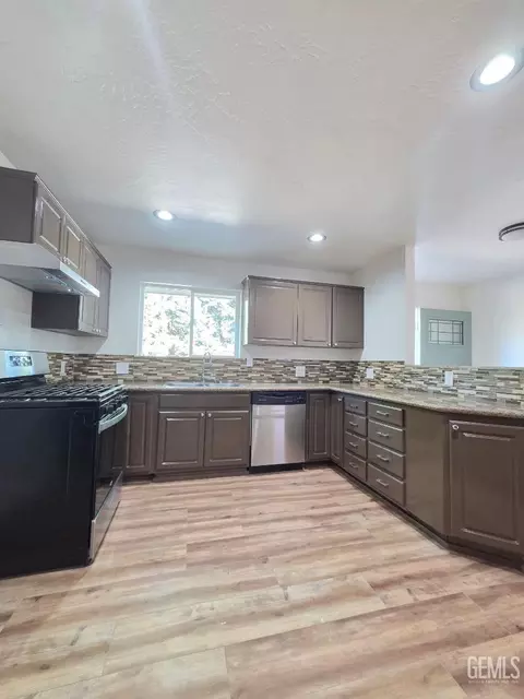 Kitchen - 17660 Arlington Pl, Tehachapi, CA 93561 photo 1 of 3