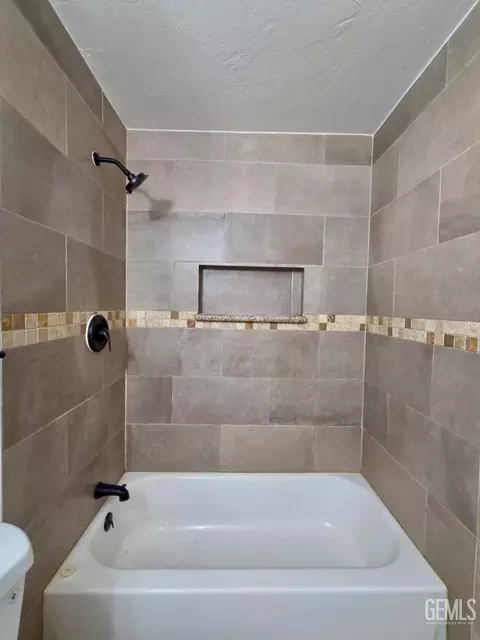 Bath - 17660 Arlington Pl, Tehachapi, CA 93561 photo 3 of 3