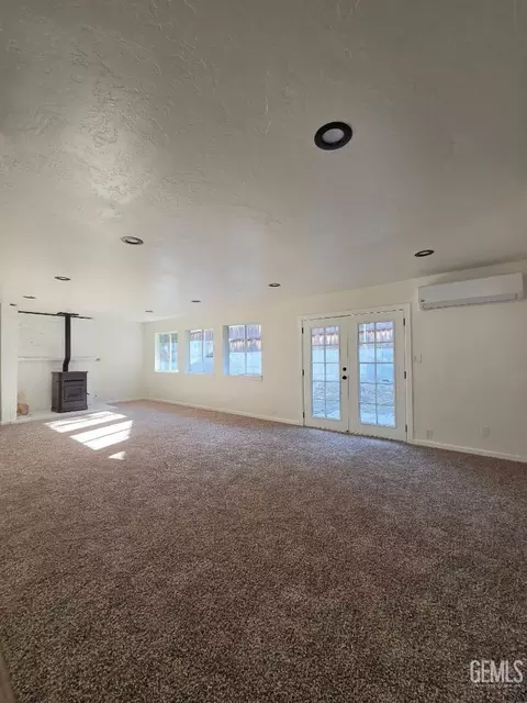 Living - 17660 Arlington Pl, Tehachapi, CA 93561 photo 1 of 3