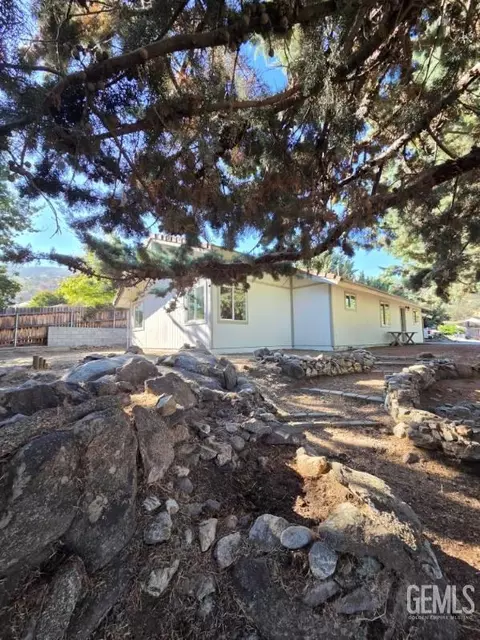 Exterior - 17660 Arlington Pl, Tehachapi, CA 93561 photo 3 of 4
