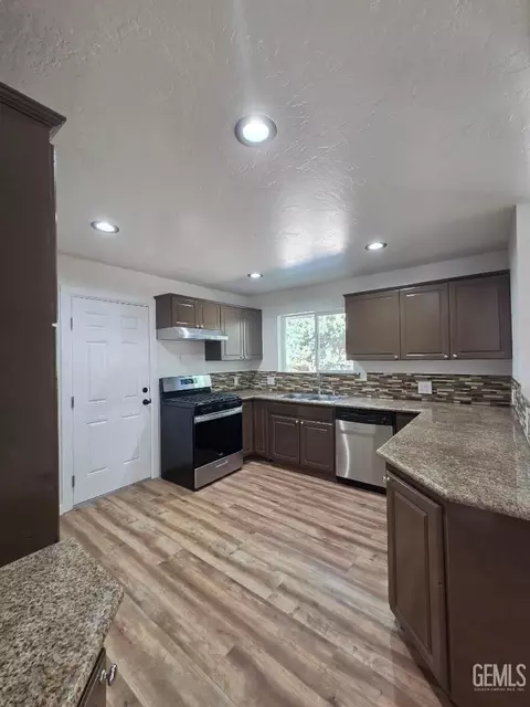 Kitchen - 17660 Arlington Pl, Tehachapi, CA 93561 photo 3 of 3