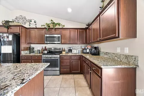 Kitchen - 6014 Samuelson St, Bakersfield, CA 93313 photo 3 of 5