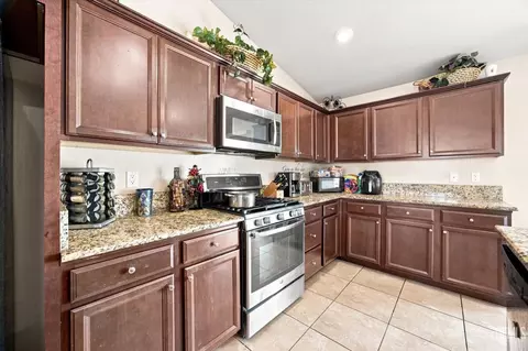 Kitchen - 6014 Samuelson St, Bakersfield, CA 93313 photo 4 of 5