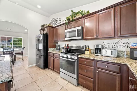 Kitchen - 6014 Samuelson St, Bakersfield, CA 93313 photo 5 of 5