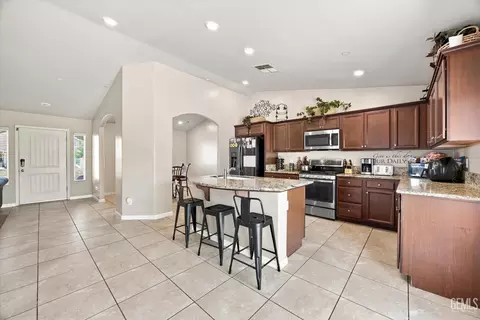 Kitchen - 6014 Samuelson St, Bakersfield, CA 93313 photo 2 of 5