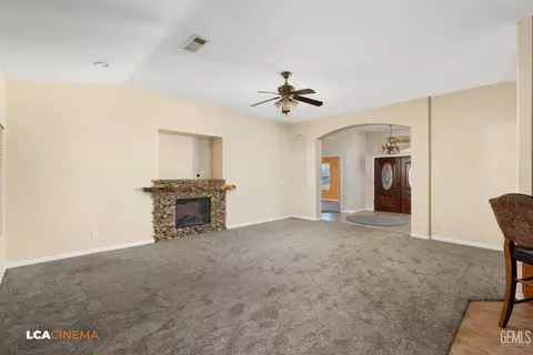 Living - 11341 Tee Box Ln, Taft, CA 93268 photo 3 of 5