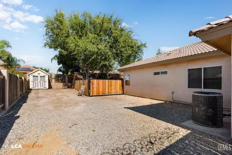 Exterior - 11341 Tee Box Ln, Taft, CA 93268 photo 6 of 10