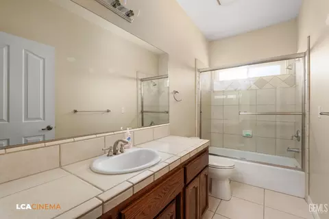 Bath - 11341 Tee Box Ln, Taft, CA 93268 photo 1 of 2